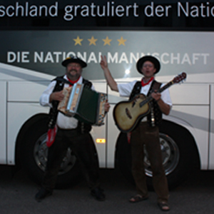 Die Band Hans und Franz beim Ständchen vor dem Originalbus der Deutschen Fußball-Nationalmannschaft
